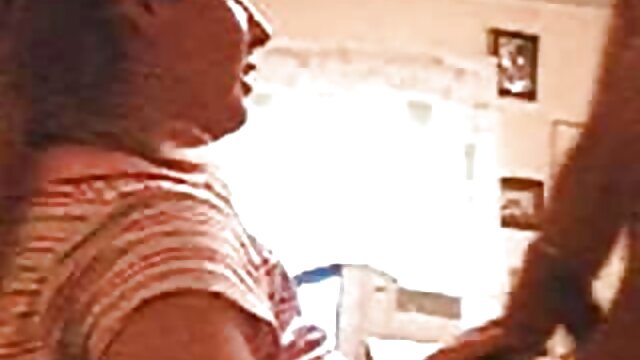 निस्सासिएको ब्लोन्डी टिना लिपोल्डिनो गुलाबी प्यान्टीहोज लगाउँछिन् र पछाडिबाट चुदिन्छिन्