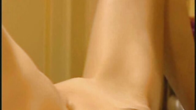 अतुलनीय लामो कपाल भएको केटी रुबी रेडले आफ्नो किट्टीलाई बाक्लो नक्कली कुकुरले टाँस्छ