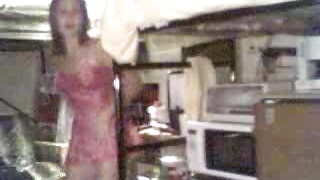 कोकेशियन सुन्दरीहरूको ट्रायो बाहिर रमाइलो गर्दै